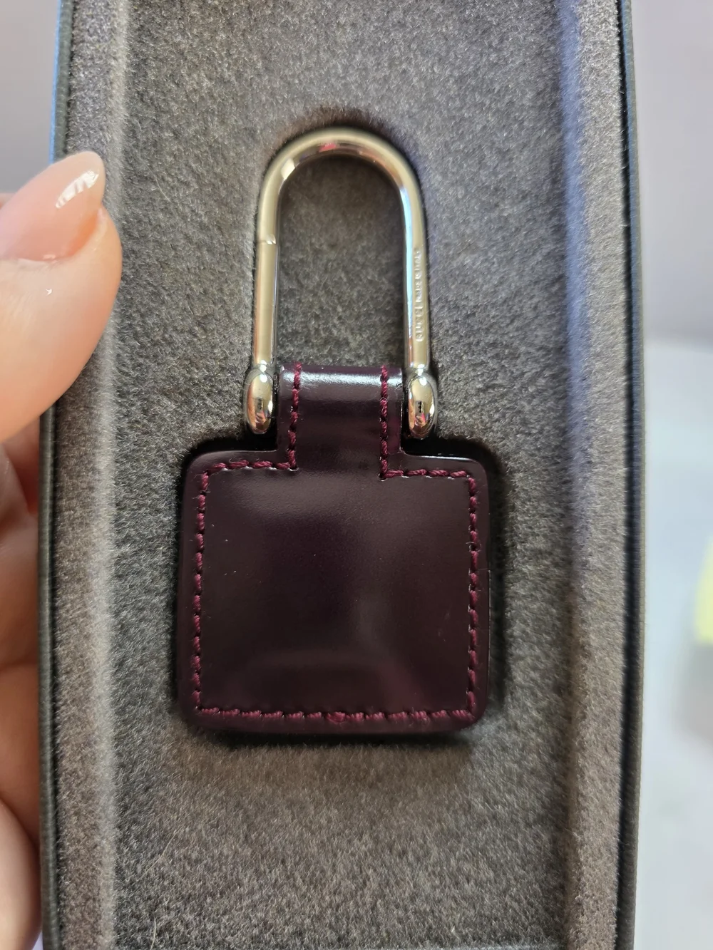 Gucci Small G Logo Leather Key Holder Keychain Burgundy Silver Tone w/ Box
